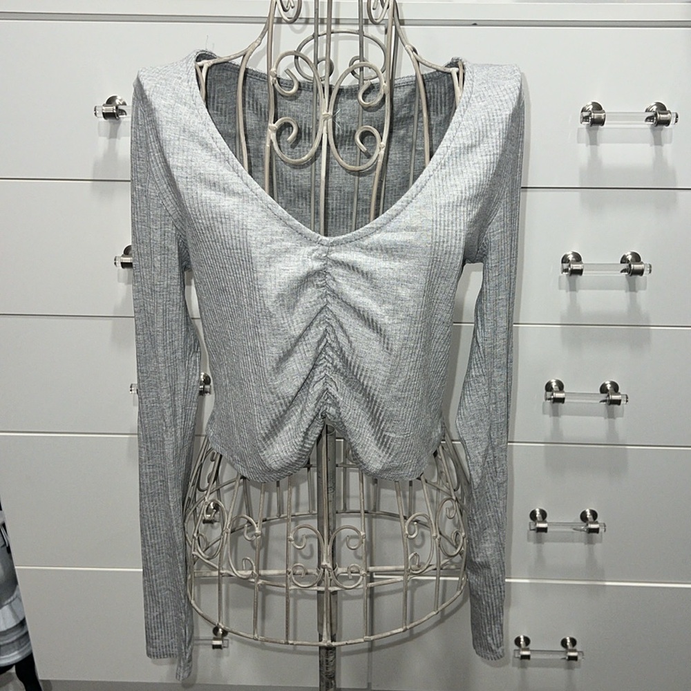PacSun Gray Ribbed Ruched V-Neck Long Sleeve Top. Size M